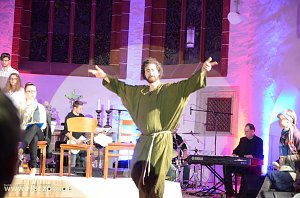 Der mit dem Papst tanzt
