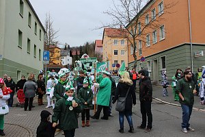N&auml;rrinnen und Narren trotzen Wetter (1)