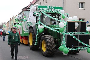 N&auml;rrinnen und Narren trotzen Wetter (1)