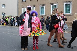 N&auml;rrinnen und Narren trotzen Wetter (1)