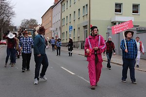 N&auml;rrinnen und Narren trotzen Wetter (2)