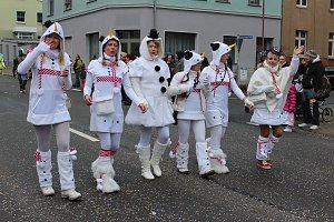 N&auml;rrinnen und Narren trotzen Wetter (2)