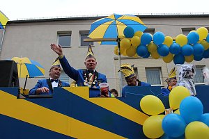 N&auml;rrinnen und Narren trotzen Wetter (2)