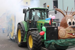 N&auml;rrinnen und Narren trotzen Wetter (2)