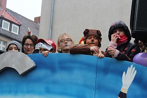 N&auml;rrinnen und Narren trotzen Wetter (2)