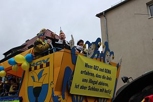 N&auml;rrinnen und Narren trotzen Wetter (2)