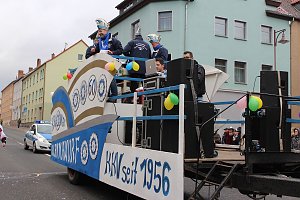 N&auml;rrinnen und Narren trotzen Wetter (2)