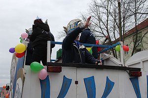 N&auml;rrinnen und Narren trotzen Wetter (2)