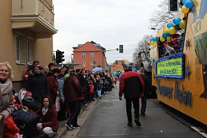 N&auml;rrinnen und Narren trotzen Wetter (2)