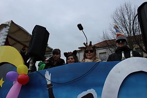 N&auml;rrinnen und Narren trotzen Wetter (2)