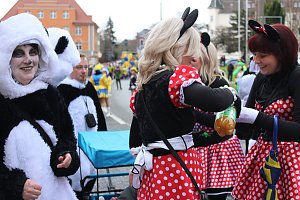 N&auml;rrinnen und Narren trotzen Wetter (2)