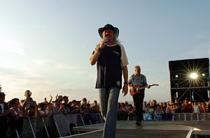 Juli: Schürzenjägerkonzert am Scheunenhof