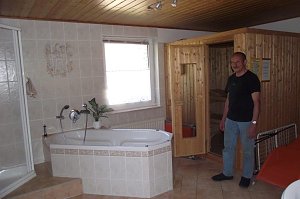 Zur Ferienwohnung geh&ouml;ren Sauna, Whirlpool, Dusche, was stolz Hausherr Ottfried Pabst pr&auml;sentiert.