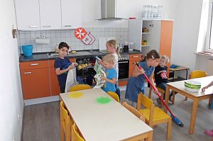 Aus dem Kita-Alltag: In der eigenen K&uuml;che macht die Zubereitung von Speisen und das Saubermachen noch mehr Spa&szlig;. 