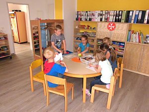 Der gro&szlig;e, helle Gruppenraum l&auml;dt zum Spielen, Entspannen und Kreativsein ein. 