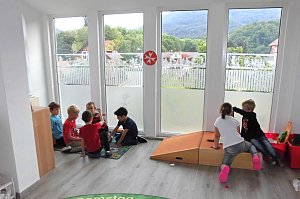 Der gro&szlig;e, helle Gruppenraum l&auml;dt zum Spielen, Entspannen und Kreativsein ein. 