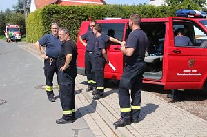 Einsatzkr&auml;fte bei der Evakuierung