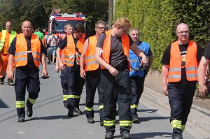 Einsatzkr&auml;fte bei der Evakuierung