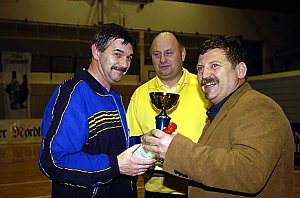 Pokal für die Wacker Oldies