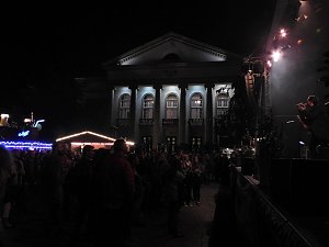 Extase vor dem Theater