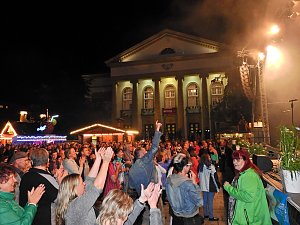 Extase vor dem Theater