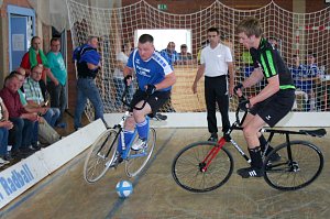 Die Nerven haben dem Ilfelder Radball-Duo Toni Fiebig/Toni Krause am Ende einen Strich durch die Rechnung gemacht.