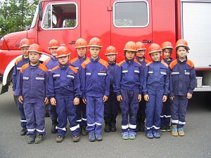 w&ouml;lf Kinder aus den Jugendfeuerwehren Bleicherode, Kleinwerther und Kleinfurra-R&uuml;xleben legten ihr Leistungsabzeichen der Th&uuml;ringer Jugendfeuerwehr f&uuml;r die Altersklasse 6-9 Jahre in Gold" auf dem Gel&auml;nde der Freiwilligen Feuerwehr Bleicherode ab, um zu zeigen, was sie im letzten dreiviertel Jahr so alles dazugelernt hatten.