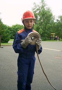w&ouml;lf Kinder aus den Jugendfeuerwehren Bleicherode, Kleinwerther und Kleinfurra-R&uuml;xleben legten ihr Leistungsabzeichen der Th&uuml;ringer Jugendfeuerwehr f&uuml;r die Altersklasse 6-9 Jahre in Gold" auf dem Gel&auml;nde der Freiwilligen Feuerwehr Bleicherode ab, um zu zeigen, was sie im letzten dreiviertel Jahr so alles dazugelernt hatten.