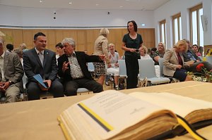 "Ein Freund unserer Stadt und ihrer Kinder" - der Musiker Rolf Zuckowski durfte sich heute in das goldene Buch der Stadt eintragen