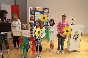 "Ein Freund unserer Stadt und ihrer Kinder" - der Musiker Rolf Zuckowski durfte sich heute in das goldene Buch der Stadt eintragen