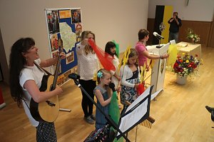 "Ein Freund unserer Stadt und ihrer Kinder" - der Musiker Rolf Zuckowski durfte sich heute in das goldene Buch der Stadt eintragen