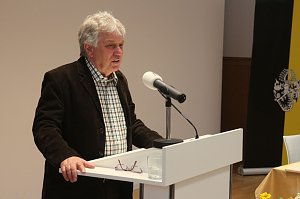 "Ein Freund unserer Stadt und ihrer Kinder" - der Musiker Rolf Zuckowski durfte sich heute in das goldene Buch der Stadt eintragen