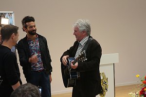 "Ein Freund unserer Stadt und ihrer Kinder" - der Musiker Rolf Zuckowski durfte sich heute in das goldene Buch der Stadt eintragen