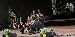 Insgesamt 17 Choreographien zeigte die Tanzschule Taimba zum diesj&auml;hrigen Rolandsfest auf der Theaterb&uuml;hne