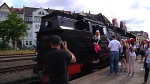 Model-Sonderzug auf dem Gleis der Harzer-Schmalspurbahn