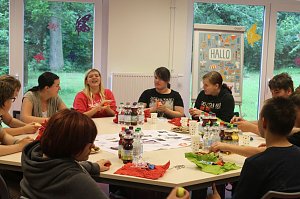 Die Klasse 8a der Nordh&auml;user Pestalozzi-Schule mit Helfern und Unterst&uuml;tzern vor ihren selbst gebauten M&ouml;belst&uuml;cken