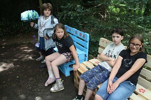Die Klasse 8a der Nordh&auml;user Pestalozzi-Schule mit Helfern und Unterst&uuml;tzern vor ihren selbst gebauten M&ouml;belst&uuml;cken
