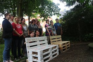 Die Klasse 8a der Nordh&auml;user Pestalozzi-Schule mit Helfern und Unterst&uuml;tzern vor ihren selbst gebauten M&ouml;belst&uuml;cken