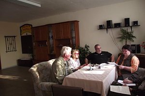 In der lauschigen Ecke des Spartenheimes: Georg Dietzel, Almut Hohlstamm, Mike und Daniela Seidel.