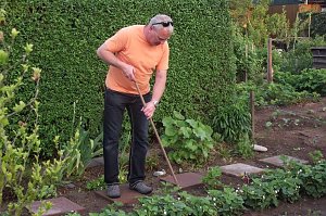 Auch Sven Scheffler bet&auml;tigt sich gern g&auml;rtnerisch im Garten� seiner Lebensgef&auml;hrtin.