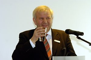 Dieter Przybilla stößt auf die Sparkasse an