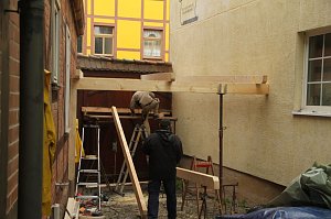 Apfelsaft f&uuml;r ein ganzes Jahr - im Kinderkirchenladen fand man heute wieder jede Menge zu tun
