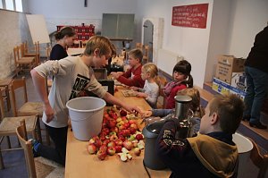 Apfelsaft f&uuml;r ein ganzes Jahr - im Kinderkirchenladen fand man heute wieder jede Menge zu tun