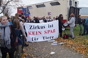 Tiersch&uuml;tzer protestieren gegen Zirkus mit Wildtieren