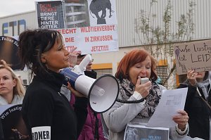 Tiersch&uuml;tzer protestieren gegen Zirkus mit Wildtieren