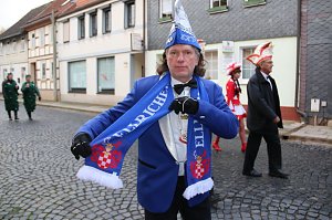Ellricher Narren st&uuml;rmen das Rathaus