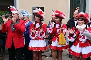 Ellricher Narren st&uuml;rmen das Rathaus