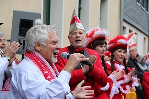 Ellricher Narren st&uuml;rmen das Rathaus