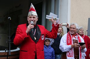 Ellricher Narren st&uuml;rmen das Rathaus