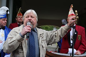 Ellricher Narren st&uuml;rmen das Rathaus